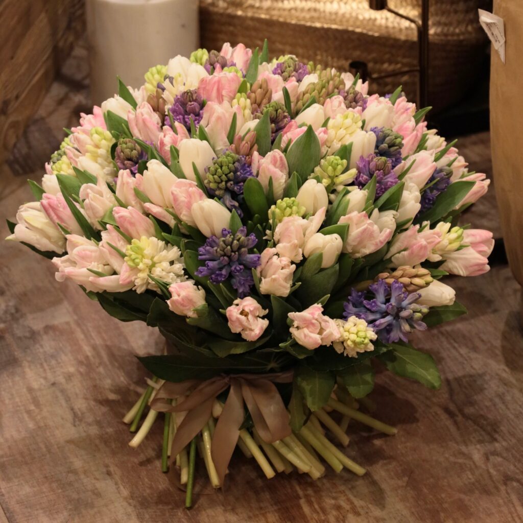 Bouquet Paradis - Tulipes et Jacinthes en Tons Blancs, Roses & Bleus