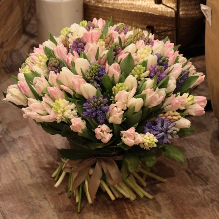 Bouquet Paradis - Tulipes et Jacinthes en Tons Blancs, Roses & Bleus
