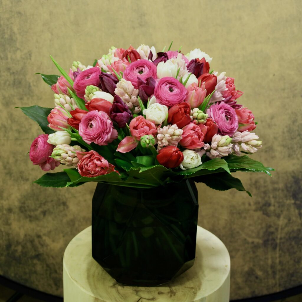 Le Bouquet Fragrance est une explosion de couleurs et de fraîcheur. Ce bouquet serré et vibrant associe la délicatesse des jacinthes et la beauté des renoncules dans une composition élégante et joyeuse. Parfait pour célébrer des moments uniques, égayer un intérieur ou offrir un cadeau d’exception, le Bouquet Fragrance incarne la délicatesse et la vitalité des fleurs printanières. Caractéristiques : Taille S : Diamètre 25 cm – 200€ Taille M : Diamètre 30 cm – 280€ Taille L : Diamètre 35 cm – 350€ Composition : Jacinthes colorées Renoncules Pourquoi choisir le Bouquet Fragrance ? Idéal pour des anniversaires, des célébrations ou des cadeaux empreints de fraîcheur et de joie. Une composition printanière et lumineuse qui s’intègre parfaitement dans tous les espaces. Confectionné avec des fleurs fraîches et sélectionnées pour leur qualité exceptionnelle. Conseils d'entretien : Changez l’eau du vase tous les deux jours pour préserver la fraîcheur des fleurs. Taillez les tiges en biais de 1 à 2 cm avant de les placer dans un vase propre. Bouquet Fragrance - Jacinthes & Renoncules Colorées | FLORAL Courchevel