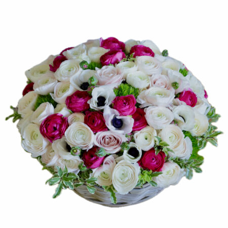 Composition Florale Fruitée - Renoncules, Roses & Anémones en Panier"