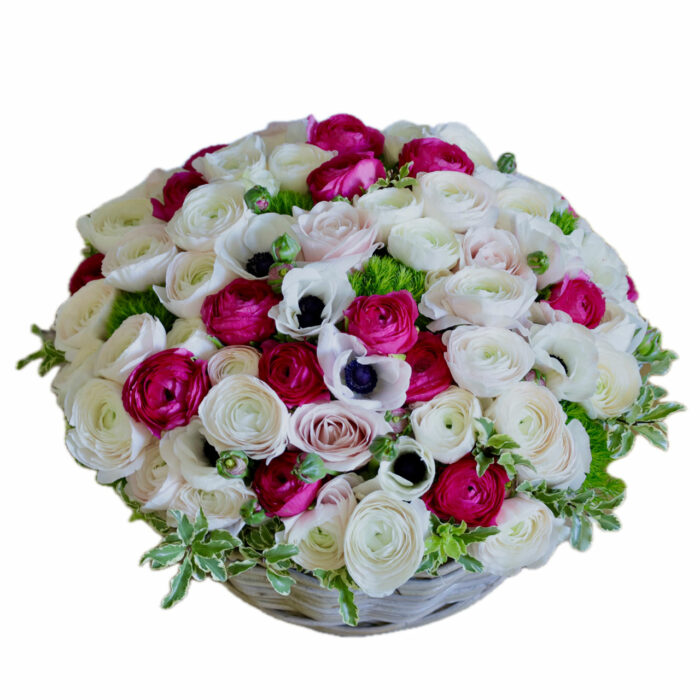 Composition Florale Fruitée - Renoncules, Roses & Anémones en Panier"