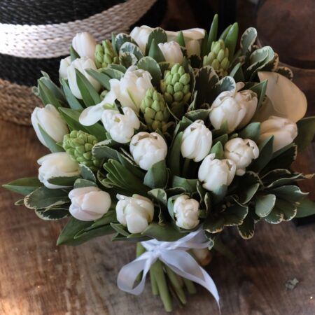 Le Bouquet Jacinthe, composé de tulipes et jacinthes blanches, offre une élégance intemporelle. Disponible en tailles S, M et L. Livraison rapide à Courchevel pour toutes vos occasions.