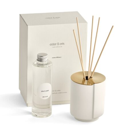 Découvrez le Diffuseur et Bougie Pine & Cedar : un parfum boisé aux notes de patchouli, camphre et ciste. Fabriqué artisanalement au Danemark. Élégance garantie.